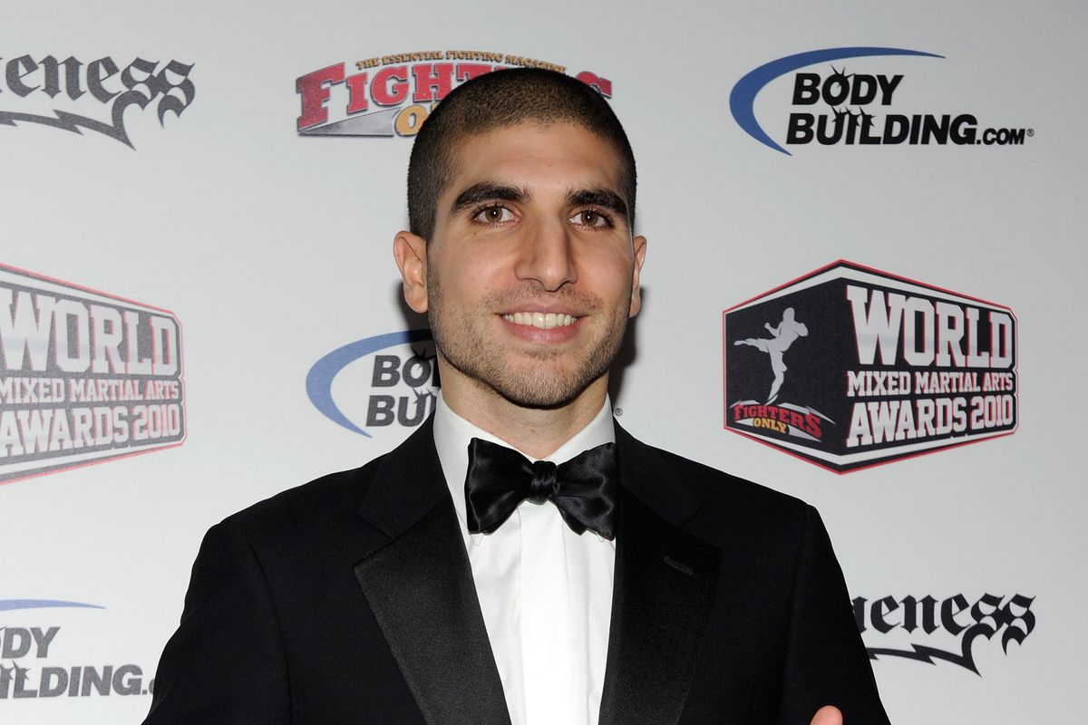 How tall is Ariel Helwani?